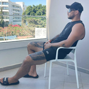 Phantom Athletics Sportsonnenbrille DELTA mit blauen Gläsern – ideal für Trainingseinheiten im Freien, MMA oder Boxen. Ultraleicht, robust und mit markantem Phantom-Branding.