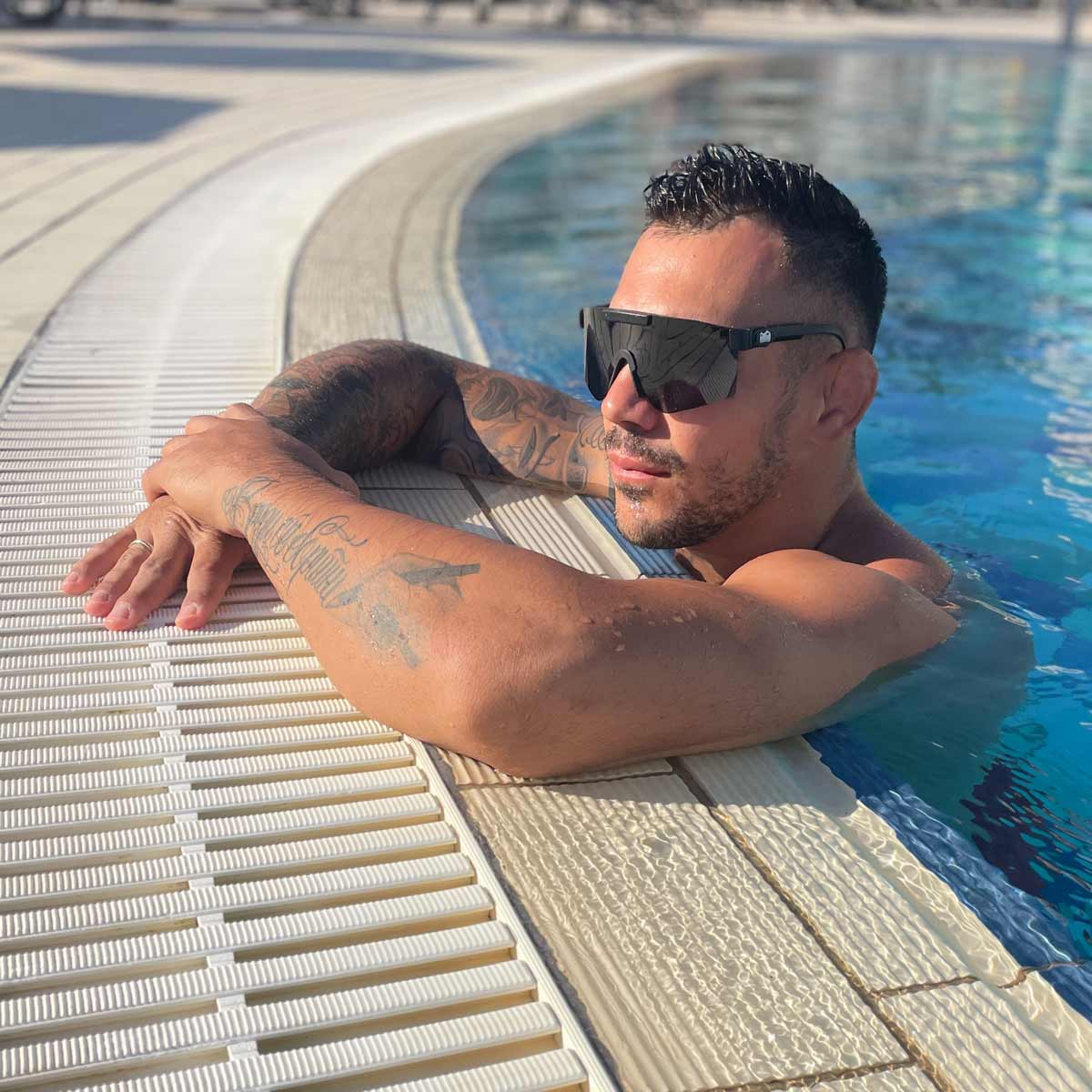 Ästhetische Phantom Athletics Kampfsport-Sonnenbrille DELTA in Schwarz/Blau – entwickelt für Performance und Stil. Polarisierte Gläser mit UV-Schutz halten deine Sicht beim Training klar und entspannt.