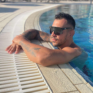 Ästhetische Phantom Athletics Kampfsport-Sonnenbrille DELTA in Schwarz/Blau – entwickelt für Performance und Stil. Polarisierte Gläser mit UV-Schutz halten deine Sicht beim Training klar und entspannt.