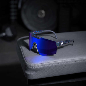 Stylische Phantom Athletics Sportbrille DELTA in Schwarz/Blau – ideal für Kampfsportler bei sommerlichen Workouts oder Outdoor-Sessions. Robuste Bauweise mit polarisierten Gläsern und UV400-Schutz für klare Sicht.