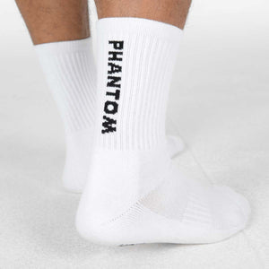 Phantom Athletics Performance Socken in Weiß – ideal für Ringer, die zuverlässige Sportsocken suchen. Das flexible und leichte Material sorgt für perfekten Sitz und unterstützt die Fußmuskulatur.