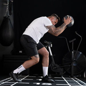 Hochwertige Performance Socken in Weiß von Phantom Athletics – entwickelt für Ringer und anspruchsvolle Athleten. Die perfekte Kombination aus Halt, Komfort und Feuchtigkeitsmanagement für intensives Training.