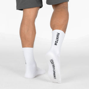 Weiße Performance Socken von Phantom Athletics – perfekt für Ringer und Kampfsportler. Die ergonomische Passform und das strapazierfähige Gewebe bieten Komfort und Unterstützung auf der Matte.