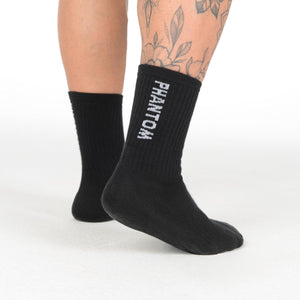 Schwarze Performance Socken von Phantom Athletics – speziell für Ringer entwickelt. Ergonomische Passform und atmungsaktives Material sorgen für maximale Leistung und trockene Füße.