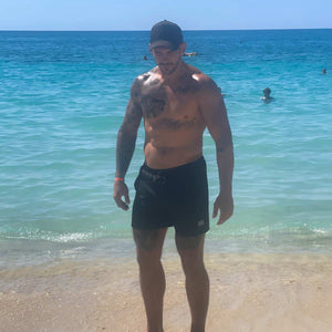 UFC MMA Fighter Aleks Rakic mit der Phantom SOLAR Badeshorts für Training im Sommer.  Badehose für echte Fighter.