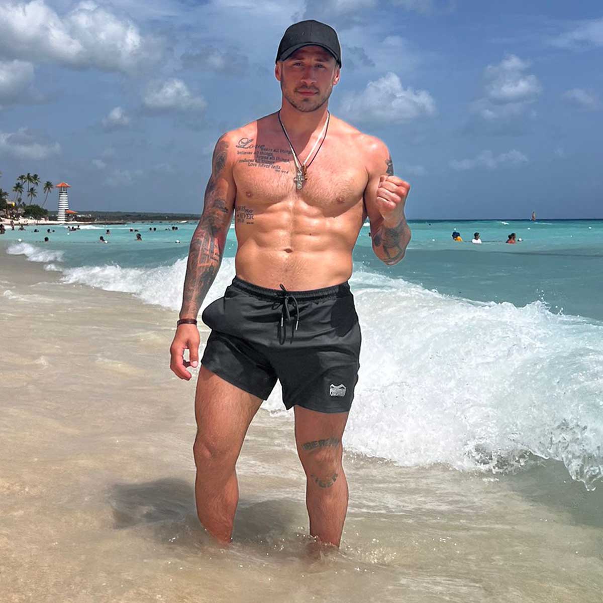 GMC MMA Champ Anatolij Baal mit der Phantom SOLAR Badeshorts für Training im Sommer. 