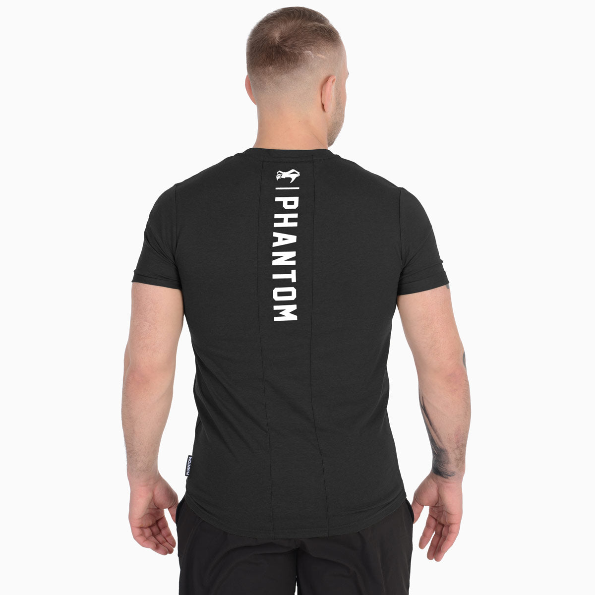 Das Phantom Athletics T-Shirt Elite 3 in Schwarz kombiniert modernen Kampfsport-Style mit funktionaler Performance für intensives Training im MMA, Boxen und Kickboxen. Das leichte, atmungsaktive Material sorgt für hohen Komfort und unterstützt dich bei schweißtreibenden Workouts im Gym und Sparring.