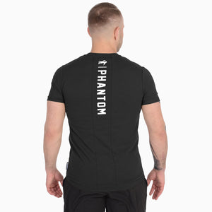 Das Phantom Athletics T-Shirt Elite 3 in Schwarz kombiniert modernen Kampfsport-Style mit funktionaler Performance für intensives Training im MMA, Boxen und Kickboxen. Das leichte, atmungsaktive Material sorgt für hohen Komfort und unterstützt dich bei schweißtreibenden Workouts im Gym und Sparring.