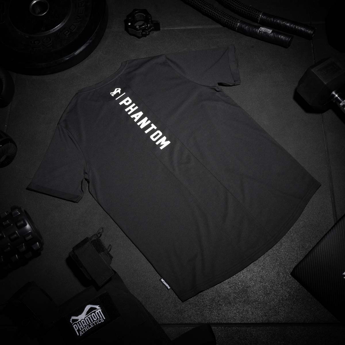Das Phantom Athletics T-Shirt Elite bietet dir eine optimale Kombination aus Flexibilität und Stabilität für dein Kampfsport-Training. Der leichte Stoff unterstützt deine Performance bei schnellen Bewegungen im Boxen, MMA und Kickboxen.