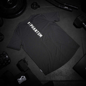 Das Phantom Athletics T-Shirt Elite bietet dir eine optimale Kombination aus Flexibilität und Stabilität für dein Kampfsport-Training. Der leichte Stoff unterstützt deine Performance bei schnellen Bewegungen im Boxen, MMA und Kickboxen.