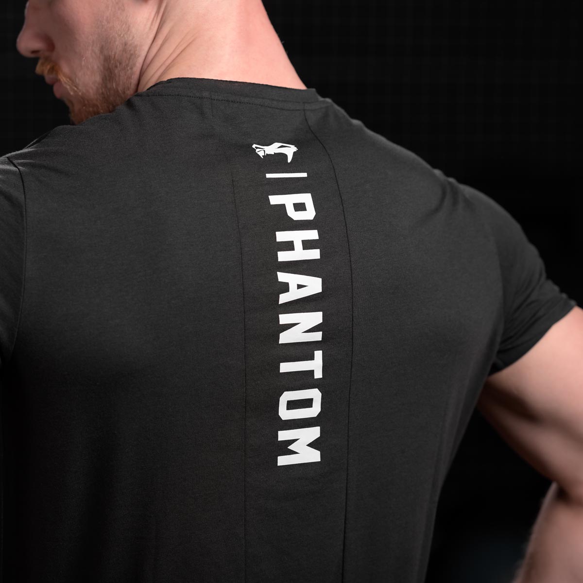 Das Phantom Athletics Elite Shirt in Schwarz kombiniert minimalistisches Design mit leistungsstarken Materialien für anspruchsvolle Kampfsportler. Ideal für tägliches Training im MMA und Muay Thai mit maximalem Komfort und Bewegungsfreiheit.