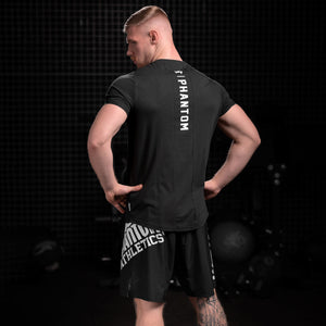 Das Phantom Athletics Elite T-Shirt ist perfekt für ambitionierte Fighter, die im Training auf Funktionalität und Stil setzen. Der angenehme Stoff fühlt sich leicht an und unterstützt dich bei intensiven Einheiten im Boxen und MMA.