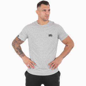 Das Phantom Athletics Elite T-Shirt in Grau ist perfekt für ambitionierte Fighter, die im Training auf Komfort und Qualität setzen. Der flexible Stoff passt sich deinem Körper an und sorgt für ein angenehmes Tragegefühl bei intensiven Einheiten im Boxen und MMA.