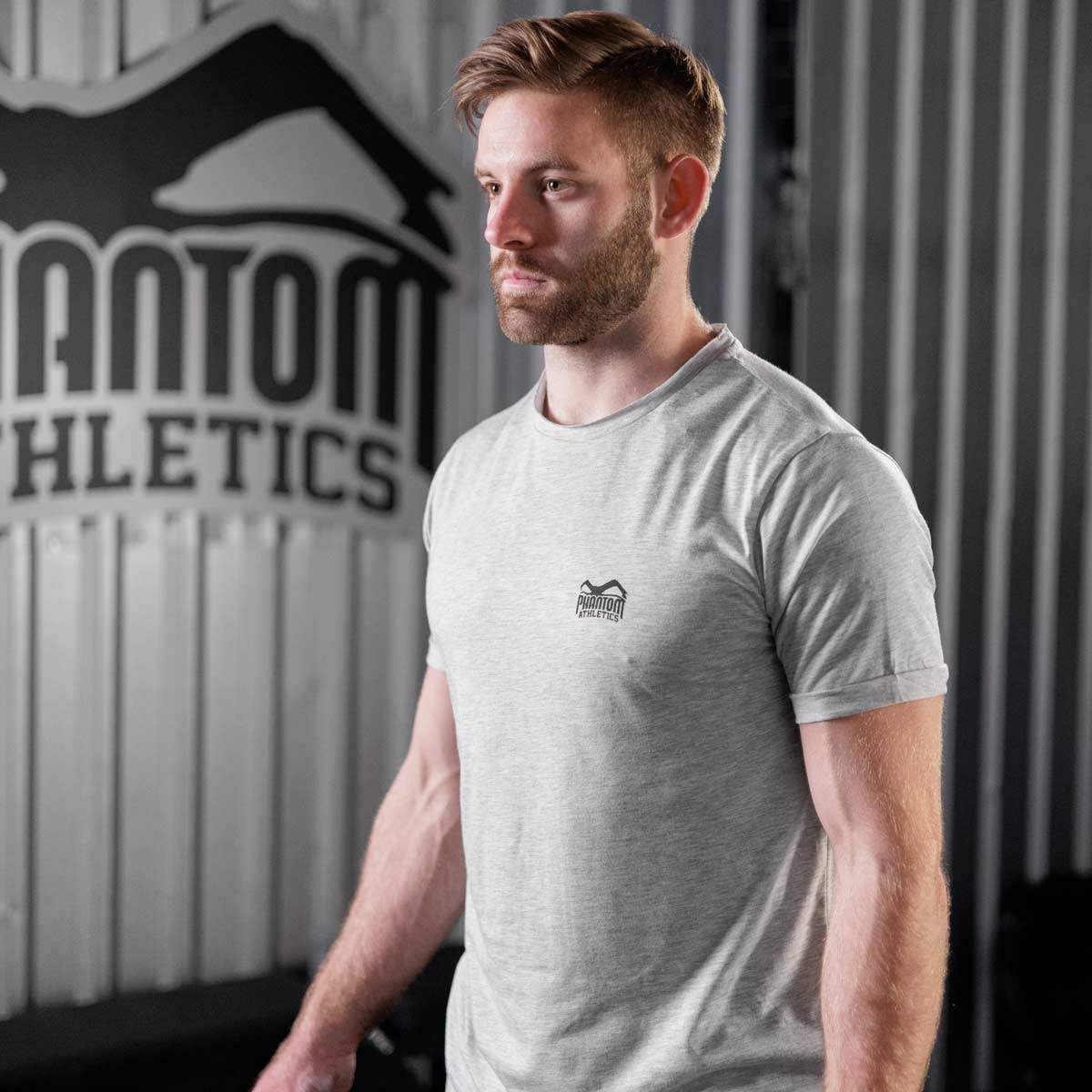 Dieses Phantom Athletics Trainingsshirt kombiniert den Look eines klassischen Baumwollshirts mit der Performance moderner Sportbekleidung. Perfekt für Sparring, Techniktraining und funktionelle Workouts im Kampfsport.