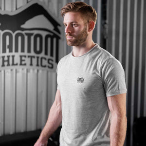 Dieses Phantom Athletics Trainingsshirt kombiniert den Look eines klassischen Baumwollshirts mit der Performance moderner Sportbekleidung. Perfekt für Sparring, Techniktraining und funktionelle Workouts im Kampfsport.