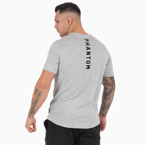 Das Phantom Athletics T-Shirt Elite in Grau kombiniert modernen Kampfsport-Style mit funktionaler Performance für intensives Training im MMA, Boxen und Kickboxen. Das atmungsaktive Tri-Blend Material sorgt für hohen Komfort und unterstützt dich bei schweißtreibenden Workouts im Gym.