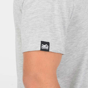 Das Phantom Athletics T-Shirt Elite Grau überzeugt durch sein leichtes, atmungsaktives Material und den sportlichen Athletic Fit für maximale Beweglichkeit. Ideal für intensive Trainingseinheiten im Kickboxen, Muay Thai und Fitness.