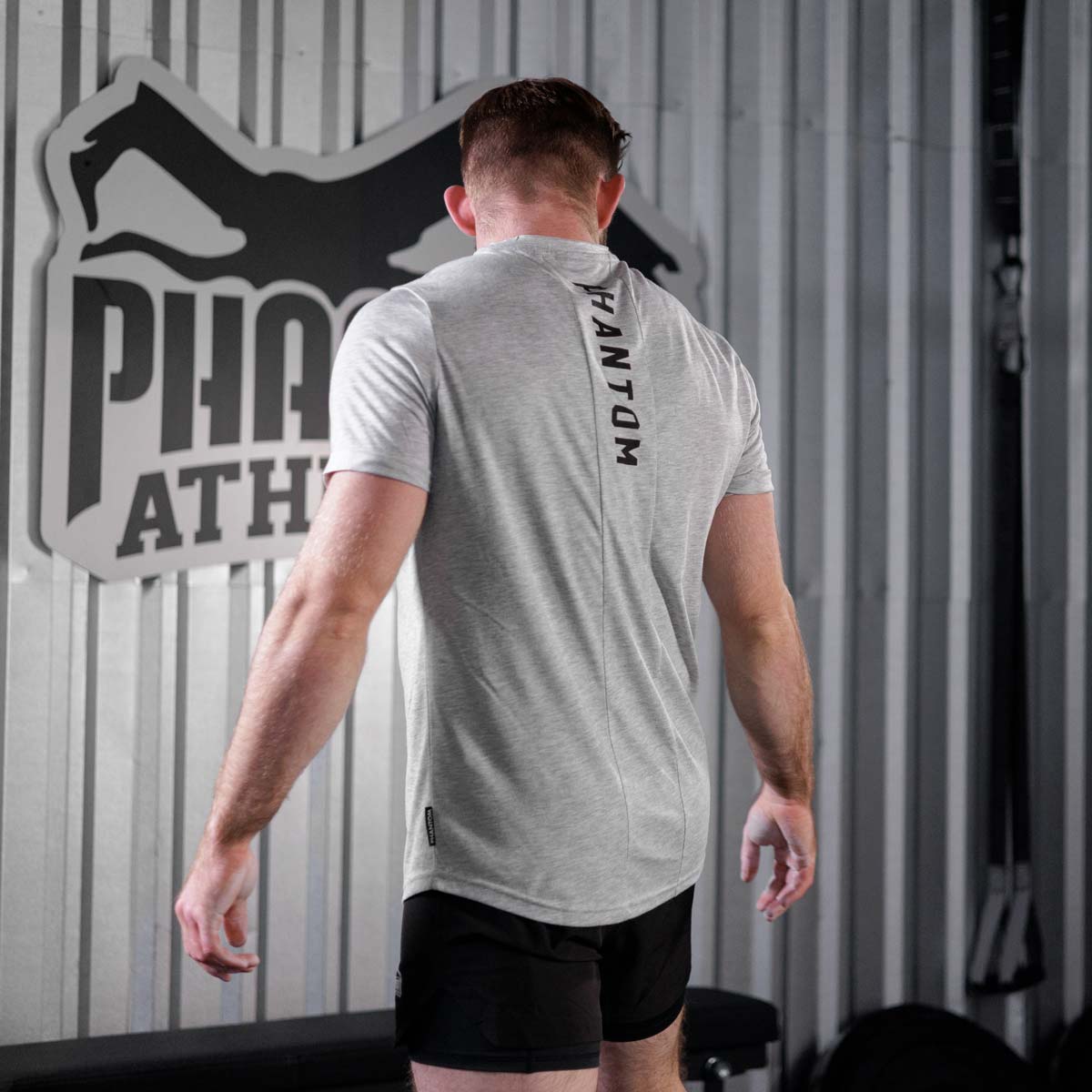 Dieses hochwertige Kampfsport T-Shirt von Phantom Athletics überzeugt durch seinen athletischen Schnitt und ein angenehm leichtes Tragegefühl für maximale Bewegungsfreiheit. Ideal für Muay Thai, Grappling und Fitness, bietet es optimale Performance im Training.