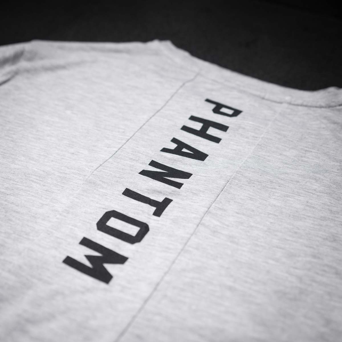 Dieses hochwertige Kampfsport T-Shirt von Phantom Athletics bietet dir optimalen Komfort bei schweißtreibenden Sessions im Gym. Der angenehme Materialmix sorgt für ein trockenes Tragegefühl und unterstützt deine Performance im Training.