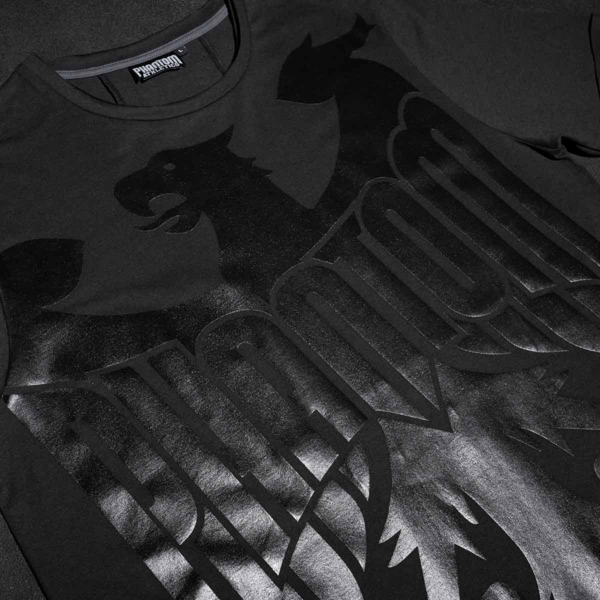 Dieses hochwertige Trainingsshirt von Phantom Athletics überzeugt durch langlebige Verarbeitung und angenehmen Tragekomfort bei anspruchsvollem Kampfsport-Training. Perfekt geeignet für Muay Thai, Kickboxen und Grappling im Gym.