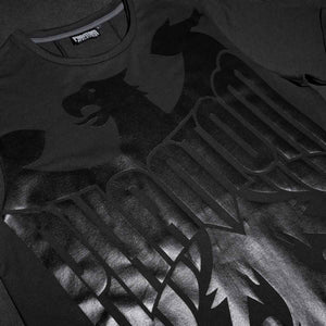 Dieses hochwertige Trainingsshirt von Phantom Athletics überzeugt durch langlebige Verarbeitung und angenehmen Tragekomfort bei anspruchsvollem Kampfsport-Training. Perfekt geeignet für Muay Thai, Kickboxen und Grappling im Gym.