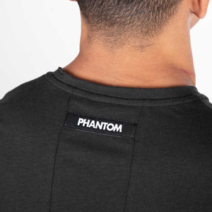 Das Phantom Athletics Germany Shirt in Schwarz kombiniert minimalistisches Design mit sportlicher Funktionalität für ambitionierte Fighter. Ideal für Sparring, Training und als stylisches Statement im Kampfsport-Alltag.