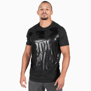 Das Phantom Athletics T-Shirt Germany in Schwarz kombiniert klassischen Kampfsport-Style mit funktionaler Performance für intensives Training im MMA, Boxen und Kickboxen. Der atmungsaktive Materialmix und der athletische Schnitt sorgen für hohen Komfort und optimale Bewegungsfreiheit bei Workouts und Sparring.
