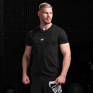 Stylisches Kampfsport-T-Shirt mit Legend-Design, das maximale Bewegungsfreiheit und Komfort beim Training und Wettkampf bietet.