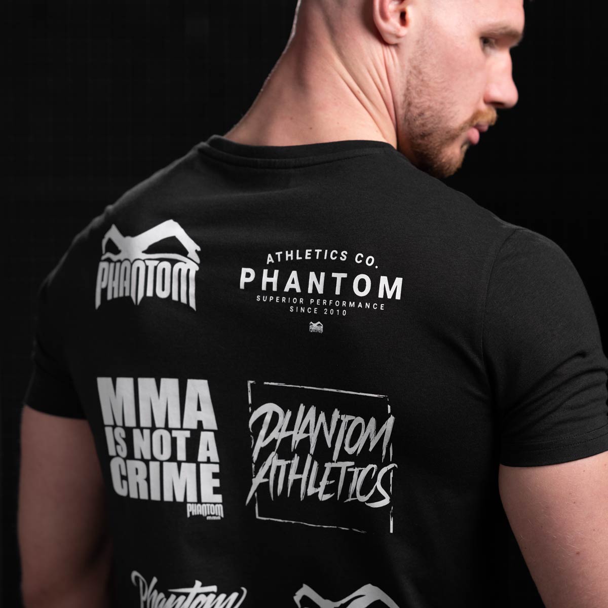 Schwarzes Legend T-Shirt aus hochwertigem Material für Kampfsportler, die Wert auf Stil und Funktion im Training legen.