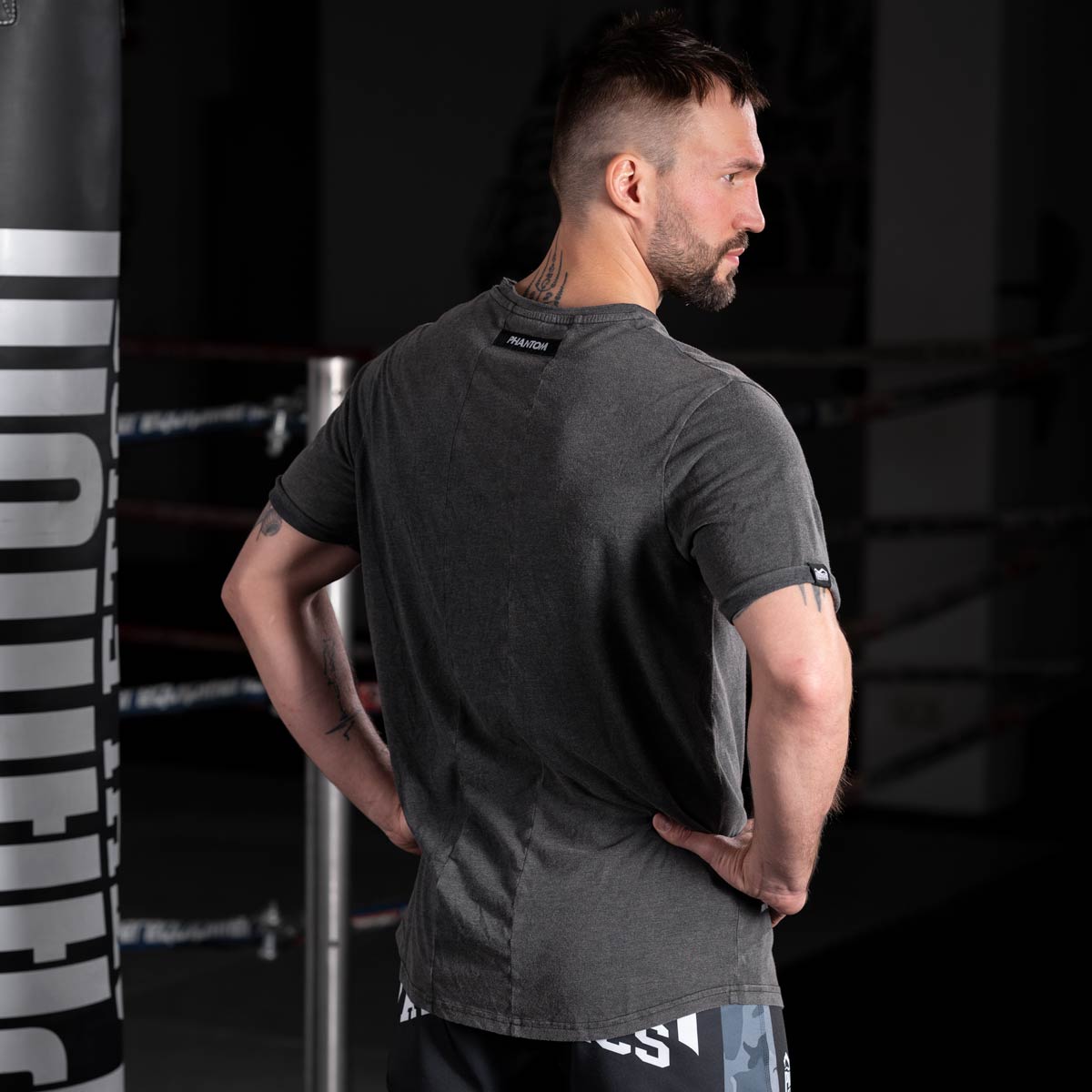 Dieses hochwertige Kampfsport T-Shirt von Phantom Athletics bietet dir optimalen Komfort bei schweißtreibenden Sessions im Gym. Der flexible Stoff unterstützt deine Performance bei Muay Thai, Fitness und Sparring.
