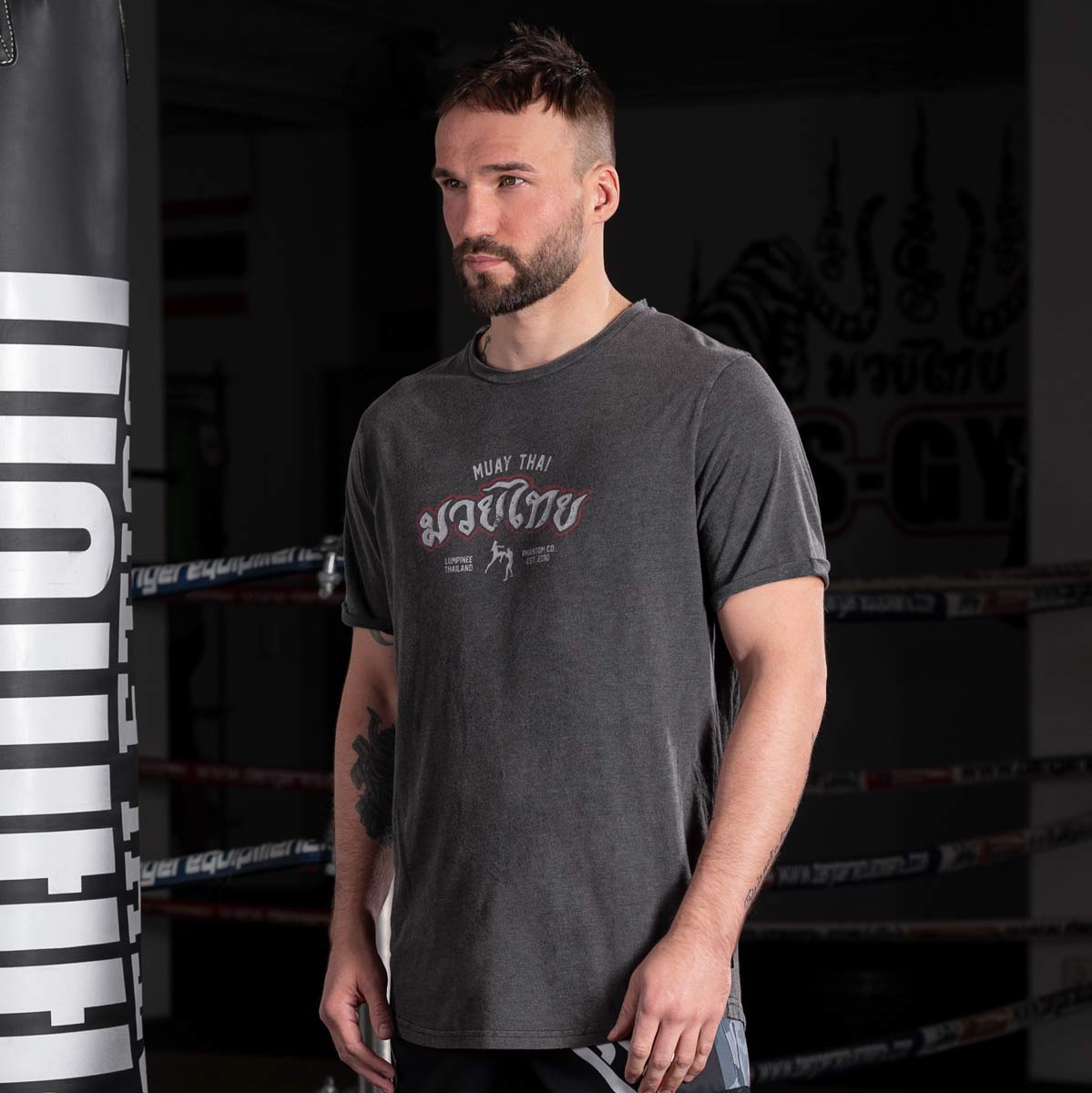 Das Phantom Athletics Muay Thai Shirt überzeugt durch sein leichtes, atmungsaktives Material und langlebigen Sublimationsdruck für intensives Kampfsport-Training. Perfekt geeignet für tägliche Einheiten im MMA, Boxen und Kickboxen.