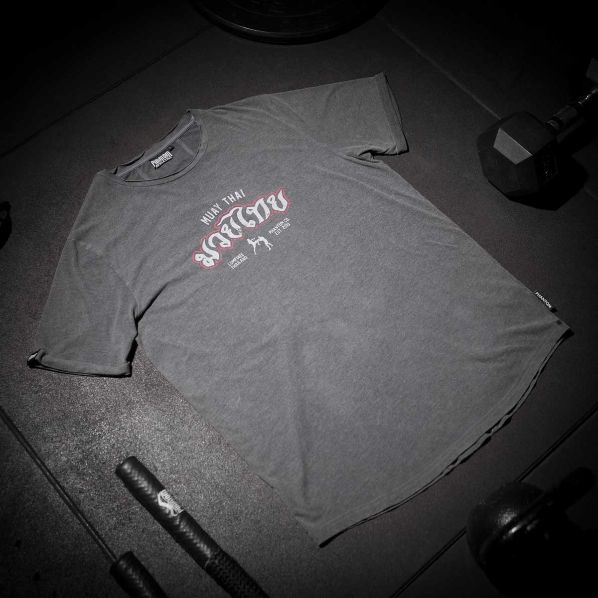 Dieses Phantom Athletics Trainingsshirt überzeugt durch atmungsaktive Materialien und eine ergonomische Passform für maximale Performance. Perfekt für intensive Einheiten im Boxen, MMA und Kickboxen.