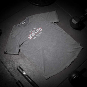 Dieses Phantom Athletics Trainingsshirt überzeugt durch atmungsaktive Materialien und eine ergonomische Passform für maximale Performance. Perfekt für intensive Einheiten im Boxen, MMA und Kickboxen.