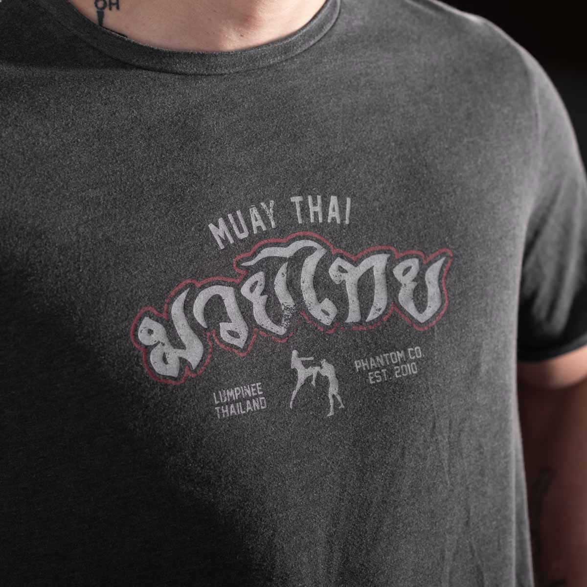 Das Phantom Athletics Muay Thai T-Shirt bietet dir durch seine strapazierfähige Verarbeitung und den sportlichen Fit optimale Voraussetzungen für anspruchsvolles Kampfsport-Training. Ideal für Sparring und Techniktraining im Gym.