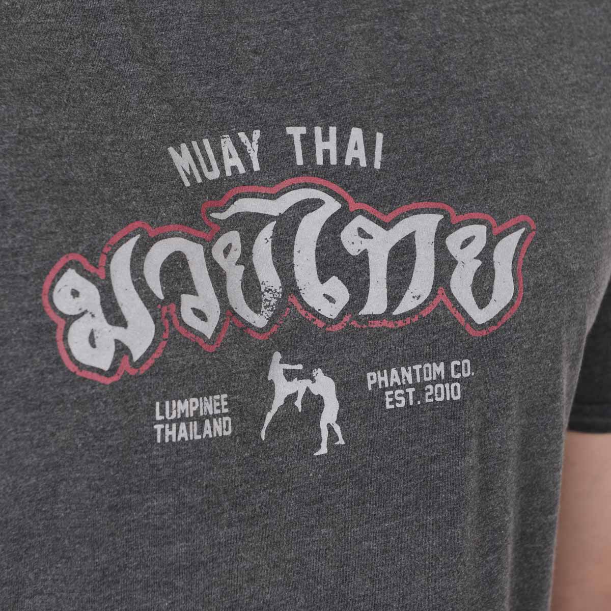 Dieses Phantom Athletics Trainingsshirt kombiniert klassischen Kampfsport-Look mit modernen Technologien für maximale Leistung im Gym. Ideal für Sparring, Techniktraining und funktionelle Workouts im Muay Thai und Grappling.