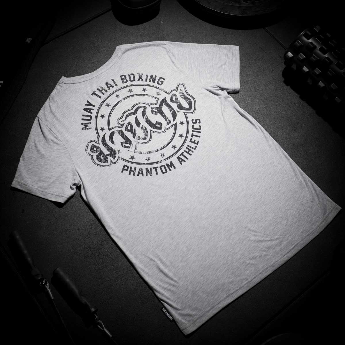 Das Phantom Athletics Muay Thai T-Shirt in Grau steht für authentischen Kampfsport-Lifestyle und ist perfekt für Techniktraining und intensive Workouts geeignet. Der moderne Fit sorgt für ein angenehmes Tragegefühl bei MMA, Boxen und Kickboxen.