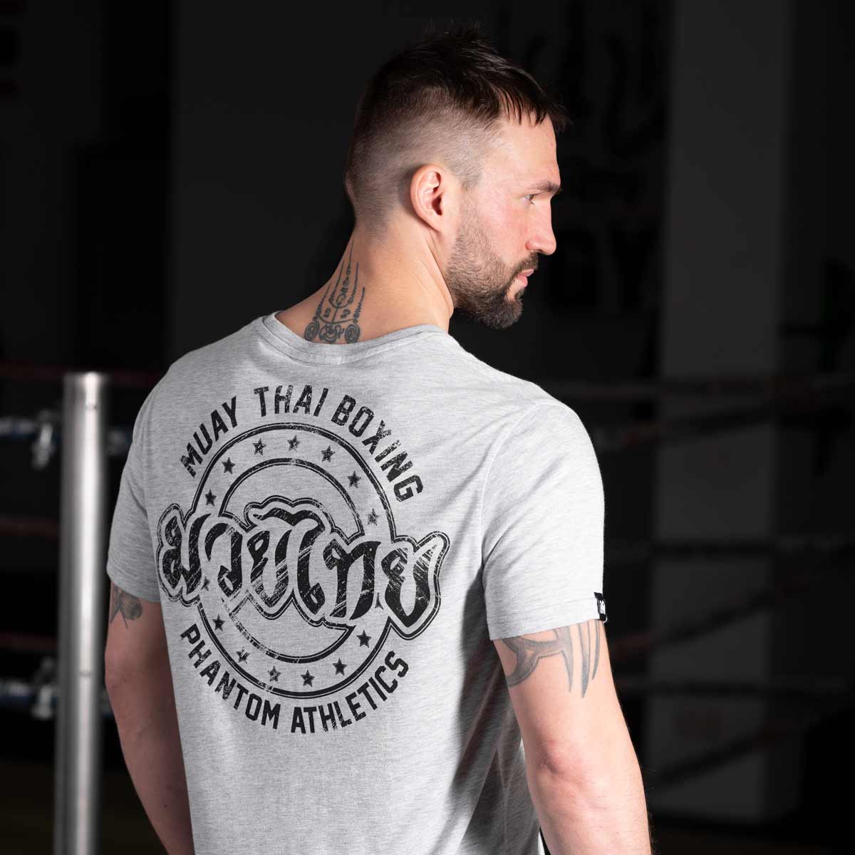 Dieses Phantom Athletics T-Shirt kombiniert klassischen Look mit funktionalen Materialien für anspruchsvolle Kampfsportler. Perfekt für Sparring, Gym und Alltag, bietet es hohe Atmungsaktivität und zuverlässige Performance im Training.