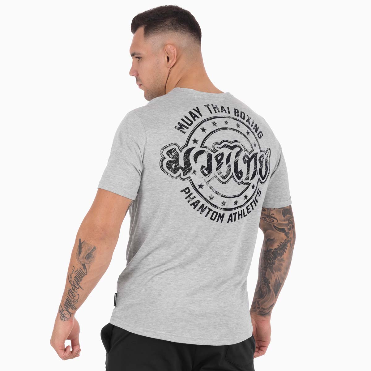 Das Phantom Athletics T-Shirt Muay Thai in Grau verbindet traditionellen Muay Thai Style mit moderner Performance für intensives Training im MMA, Boxen und Kickboxen. Das leichte, atmungsaktive Material sorgt für hohen Komfort und unterstützt dich bei schweißtreibenden Einheiten im Gym und Sparring.