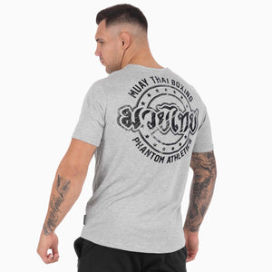 Das Phantom Athletics T-Shirt Muay Thai in Grau verbindet traditionellen Muay Thai Style mit moderner Performance für intensives Training im MMA, Boxen und Kickboxen. Das leichte, atmungsaktive Material sorgt für hohen Komfort und unterstützt dich bei schweißtreibenden Einheiten im Gym und Sparring.