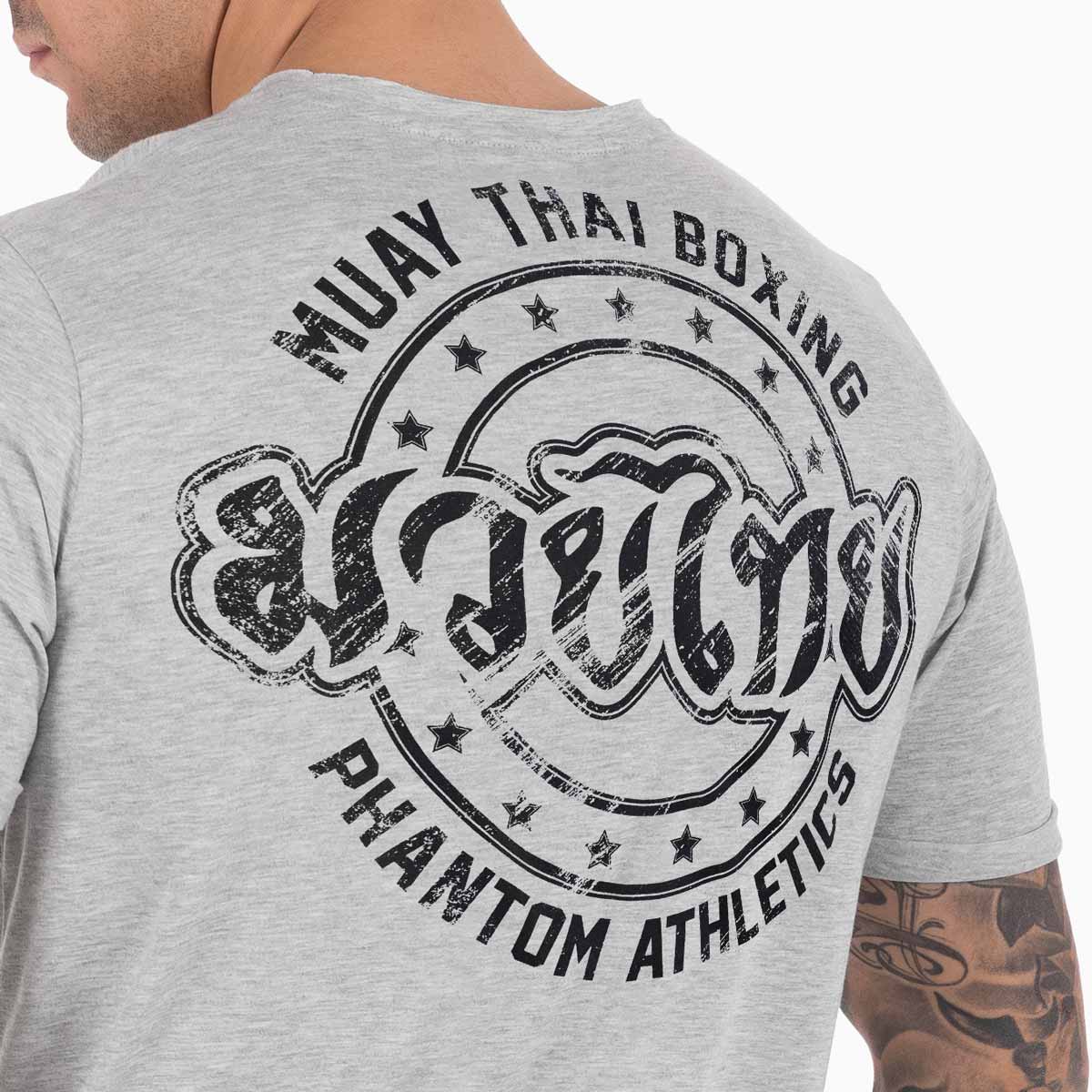 Das Phantom Athletics Muay Thai T-Shirt bietet dir dank atmungsaktivem Material und athletischem Fit optimale Bedingungen für dein Kampfsport-Training. Ideal für Sparring, Techniktraining und intensive Fitness-Sessions.