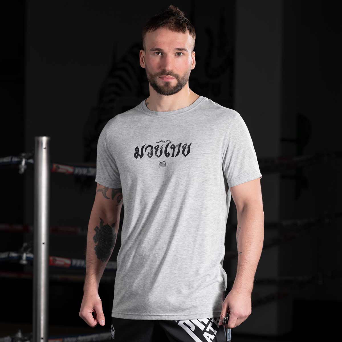 Das Phantom Athletics T-Shirt Muay Thai Grau ist die ideale Wahl für ambitionierte Fighter, die im Training auf Qualität und Funktion setzen. Das flexible Material passt sich deinem Körper an und unterstützt dich bei intensiven Einheiten im Boxen und Kickboxen.