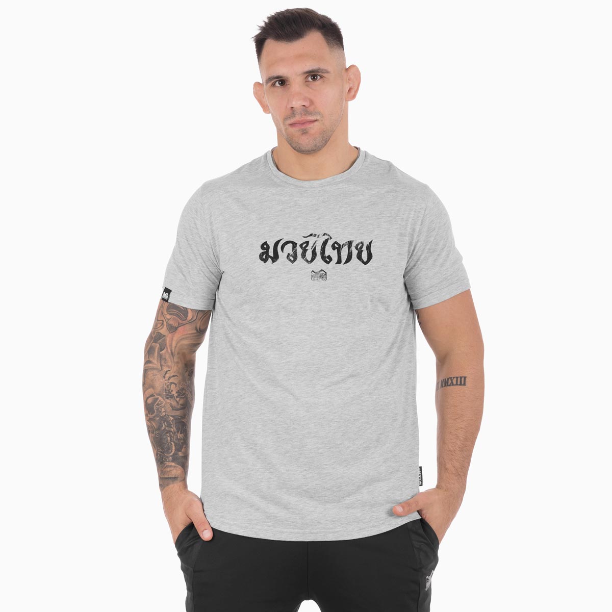 Dieses hochwertige Kampfsport T-Shirt von Phantom Athletics überzeugt durch seinen athletischen Schnitt und ein angenehmes Tri-Blend Material für maximale Bewegungsfreiheit im Training. Ideal für Muay Thai, Grappling und Fitness, bietet es eine perfekte Kombination aus Komfort und Performance.