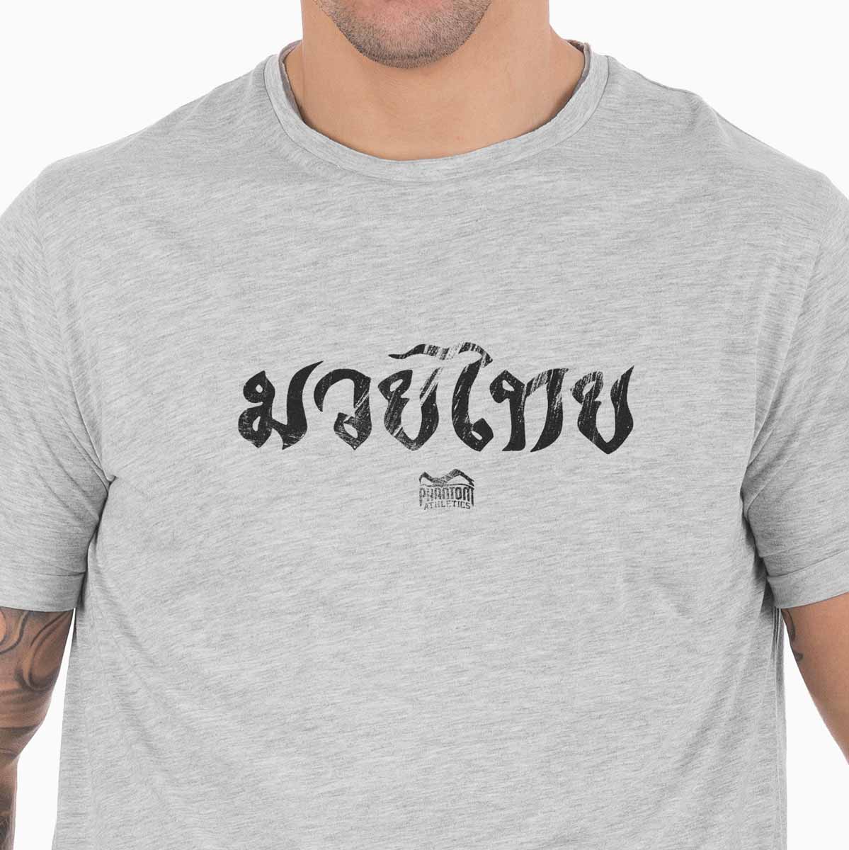 Dieses Phantom Athletics Trainingsshirt steht für hochwertige Qualität und authentischen Muay Thai Style im Kampfsport. Perfekt für ambitionierte Athleten, die bei MMA, Boxen und Kickboxen auf Komfort und Performance setzen.