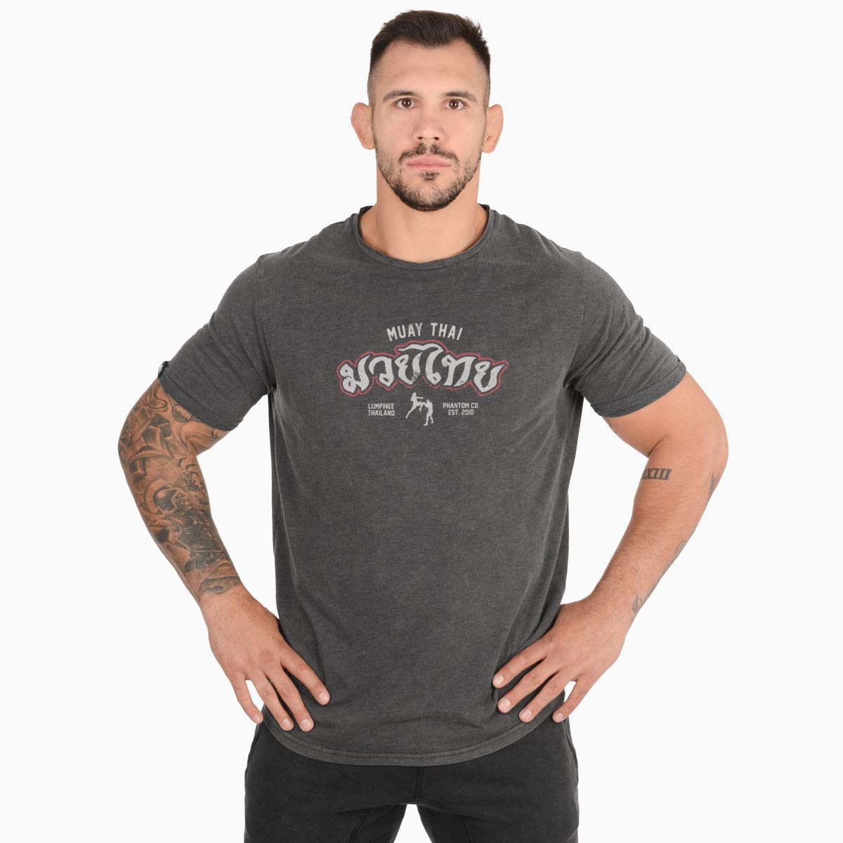 Das Phantom Athletics T-Shirt Muay Thai kombiniert authentischen Muay Thai Style mit moderner Performance für intensives Training im MMA, Boxen und Kickboxen. Das atmungsaktive Material sorgt für ein angenehm leichtes Tragegefühl und optimale Bewegungsfreiheit bei Sparring und Workouts.