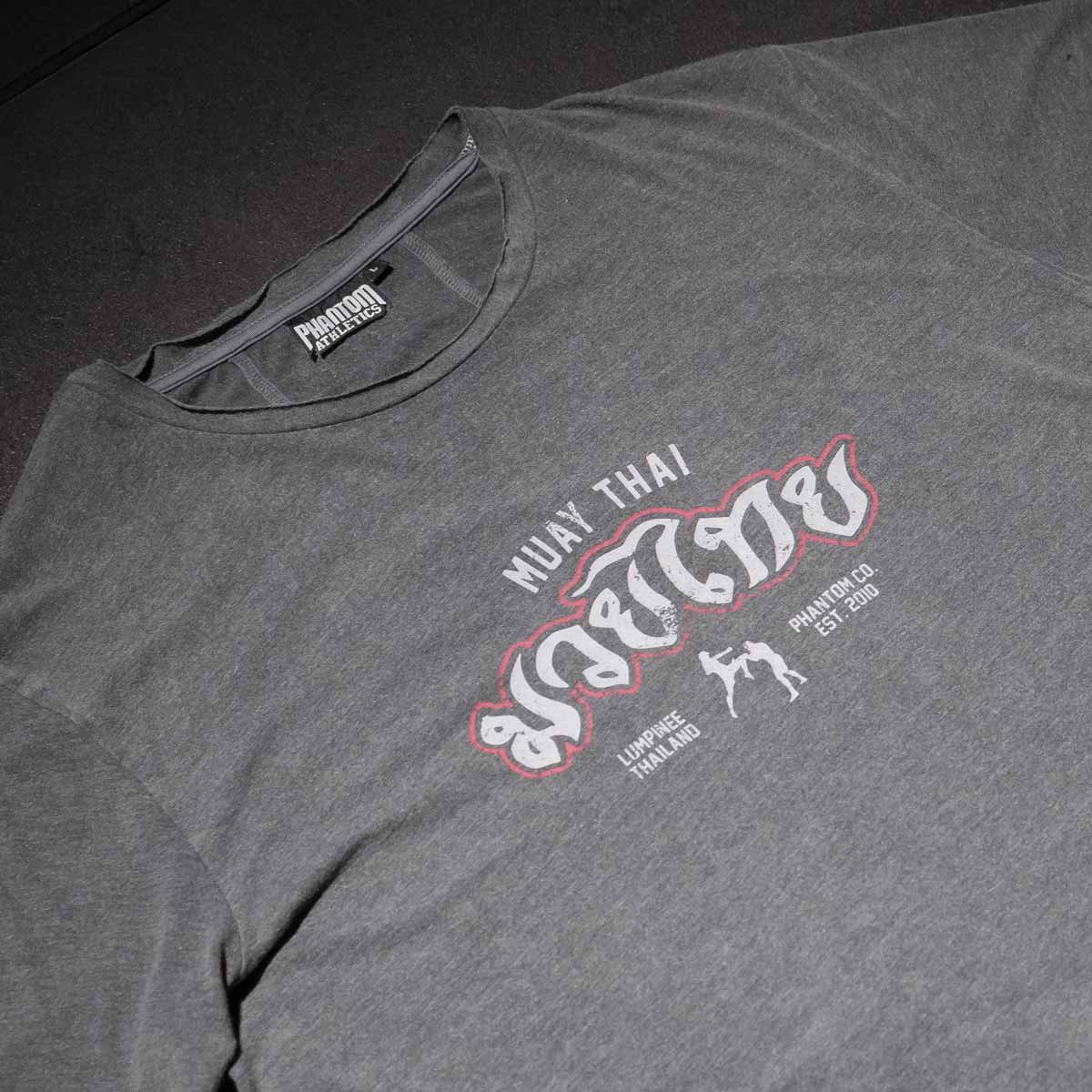 Das Phantom Athletics Muay Thai T-Shirt ist perfekt für ambitionierte Fighter, die im Training auf Komfort und Qualität setzen. Der sportliche Schnitt unterstützt dich bei schnellen Bewegungen im MMA, Kickboxen und Boxtraining.