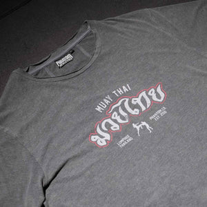 Das Phantom Athletics Muay Thai T-Shirt ist perfekt für ambitionierte Fighter, die im Training auf Komfort und Qualität setzen. Der sportliche Schnitt unterstützt dich bei schnellen Bewegungen im MMA, Kickboxen und Boxtraining.