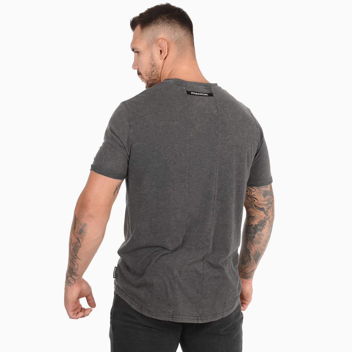 Dieses hochwertige Kampfsport T-Shirt von Phantom Athletics überzeugt durch funktionale Materialien mit Feuchtigkeitsregulierung und hoher Strapazierfähigkeit. Ideal für Muay Thai, Grappling und Fitness, bietet es zuverlässige Performance auch bei intensiven Trainingseinheiten.