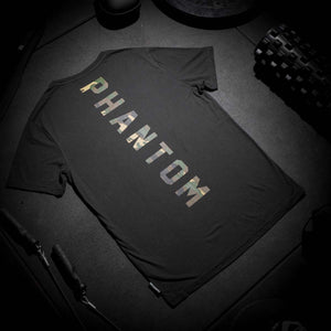 Das Phantom Athletics Squad T-Shirt im Black Camo Design ist ideal für intensive Einheiten im Kampfsport und Fitness. Der leichte Stoff bietet ein angenehmes Tragegefühl und unterstützt dich bei maximaler Performance im MMA und Boxtraining.