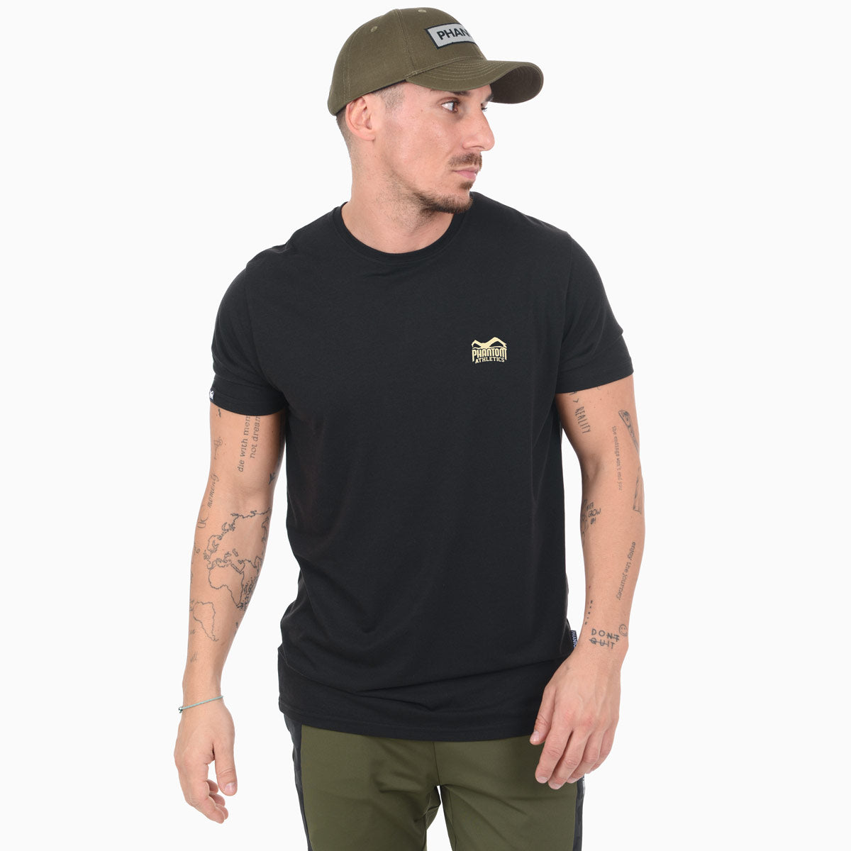 Dieses hochwertige Kampfsport T-Shirt von Phantom Athletics überzeugt durch seinen athletischen Schnitt und robustes Material für anspruchsvolle Trainingseinheiten im Muay Thai und Grappling. Der moderne Black Camo Look unterstreicht deinen Fighter-Style im Gym und Alltag.