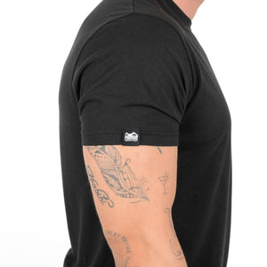 Das Phantom Athletics T-Shirt Squad Black Camo kombiniert modernen Streetwear-Look mit echter Kampfsport-Performance für dein tägliches Training. Der bequeme Fit sorgt für maximale Beweglichkeit bei jeder Einheit im MMA und Kickboxen.